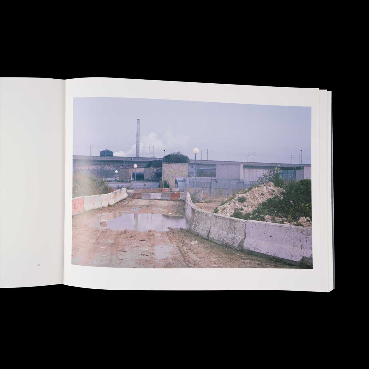 Autour/Around, Photographies de Benoît Fougeirol, poèmes de Michaël Batalla, tiré à 1000 exemplaires, édition VMCF, Keanu Reeves.