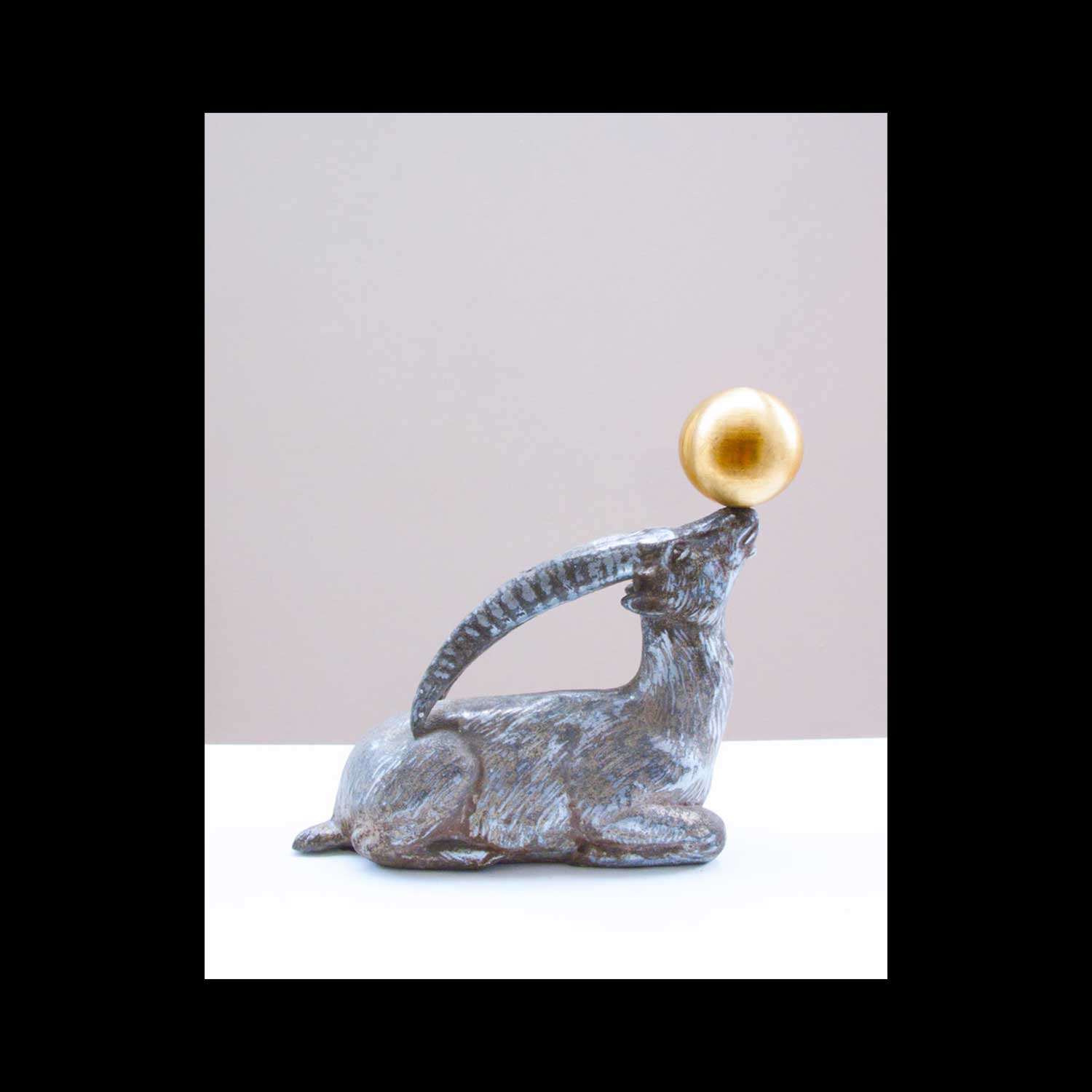 Stéphane Vigny, Bouquetin imitant l’otarie, 2015, étain, laiton, 15 x 14 cm. Pièce unique
