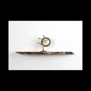 Sans titre (horloge arbre), bronze, bois, mouvement de montre, 35 x 17 x 18 cm, 2016. Pièce unique.