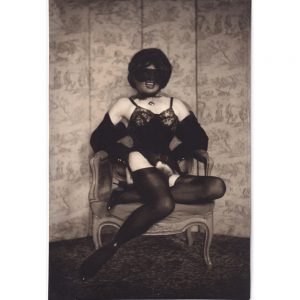 Pierre Molinier - Autoportrait assis, masque de poupée, loup bas et talons hauts