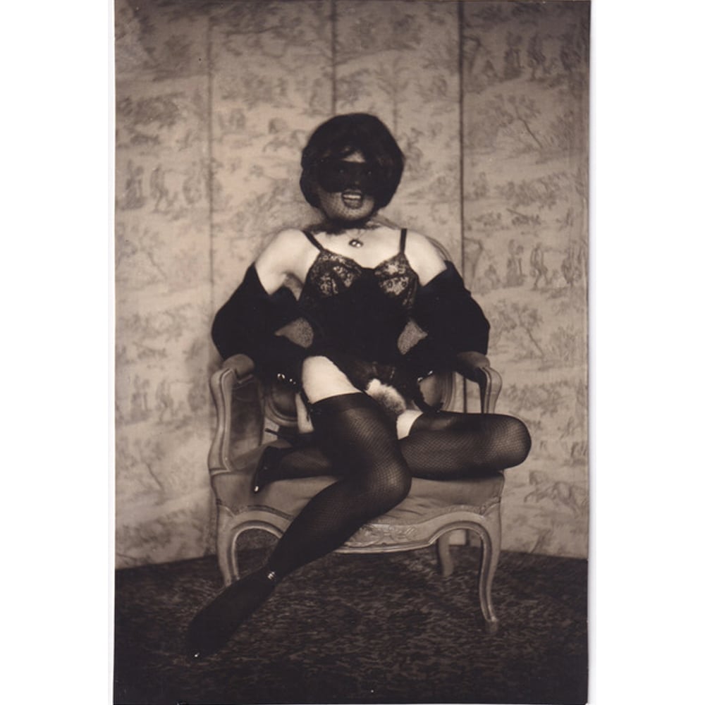 Pierre Molinier "Autoportrait assis, masque de poupée, loup, bas et talons hauts", circa 1965